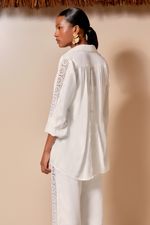 160079CM_024_4-CAMISA-DETALHE-APLICACAO-FLORAL