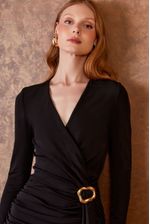 163240VC_008_2-VESTIDO-DECOTE-TRANSPASSE-ENFEITE-METAL